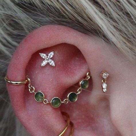 Earring Curation, Earlobe Piercings, Cool Ear Piercings, Pretty Ear Piercings, Face Piercings, Cute Ear Piercings, Cool Piercings, Ear Style, Piercing Inspo