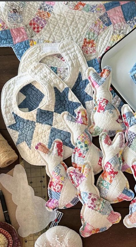 Small Pieces Of Fabric Ideas, Ways To Use Old Quilts, Quilt Home Decor, Vintage Quilt Scrap Projects, Vintage Quilt Upcycle, Sew By Hand Projects, Quilting Gifts To Make Ideas, Things To Make Out Of Old Quilts, Uses For Old Quilts