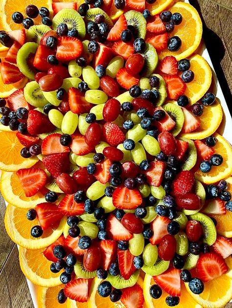 Fruit Platter Ideas Party, Easter Fruit, Fruit Platter Designs, Banana Sandwich, Fruit Displays, Eating Light, Charcuterie Inspiration, Party Food Platters, Charcuterie Recipes