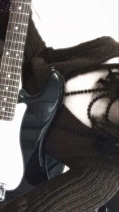 Punk Rock Guitar, Chicas Punk Rock, Goth Fits, Goth Core, Guitar Obsession, Punk Pins, Rock Guitar, Grunge Girl, Beautiful Dark Art