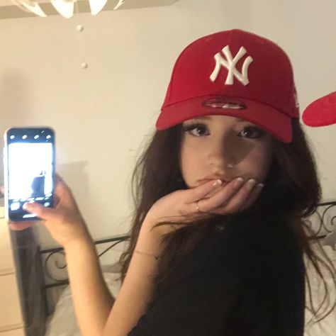 Cap, girl, red cap, mirror picture, mirror, selfie, makeup, outfit, nails, makeup inspo, outfit inspo, nail inspo, insta, instagram, tiktok Cap Pictures Aesthetic, Cap Pictures Photo Ideas, Red Cap Aesthetic, New Era Cap Outfit Woman Style, New Era Cap Outfit Woman, Ny Cap Outfit, Pink Cap Outfit, New Era Cap Outfit, Red Cap Outfit