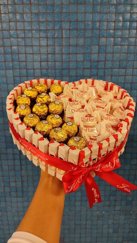 Rafaello Bouquets, Rocher Ferrero Ideas, Ferrero Rocher Bouquet Diy, Ferrero Rocher Diy, Ferrero Rocher Gift Ideas, Ferrero Rocher Gift, Ferrero Rocher Bouquet, Ferrero Rocher Cake, Candy Gifts Diy