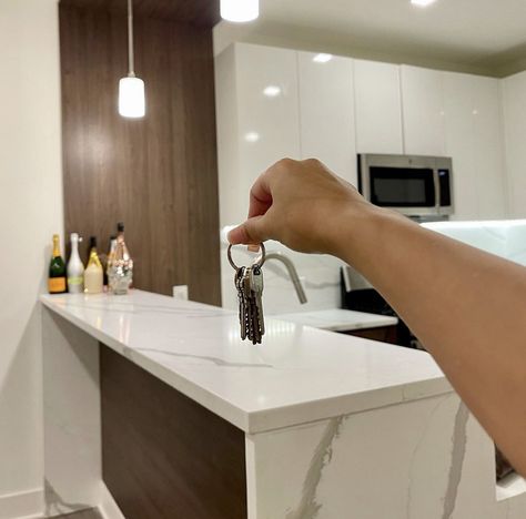 Keys To My New Apartment, 2024 Vision Board Buying House, Vision Board Pictures Home Owner, Buying A House Aesthetic Keys, Buy Home Aesthetic, Dream Apartment Keys, Key To New Apartment, Home Ownership Aesthetic, Key House Aesthetic