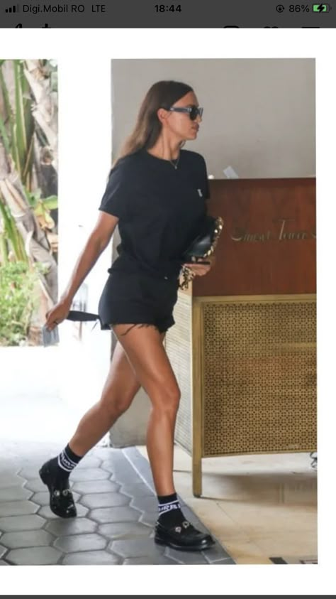 Irina Shayk Street Style, Black Loafers Outfit, Irina Shayk Style, Scene Style, Ny Outfits, Balenciaga T Shirt, Models Off Duty Style, Model Lifestyle, Monochrome Outfit