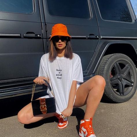 Orange Bucket Hat Outfit, Bucket Hats Women Outfit, Dunk Outfit, Chic Black Outfits, Bucket Hat Outfit, Men Fashion Photoshoot, Drippy Outfit, Orange Hats, Simple Fall Outfits