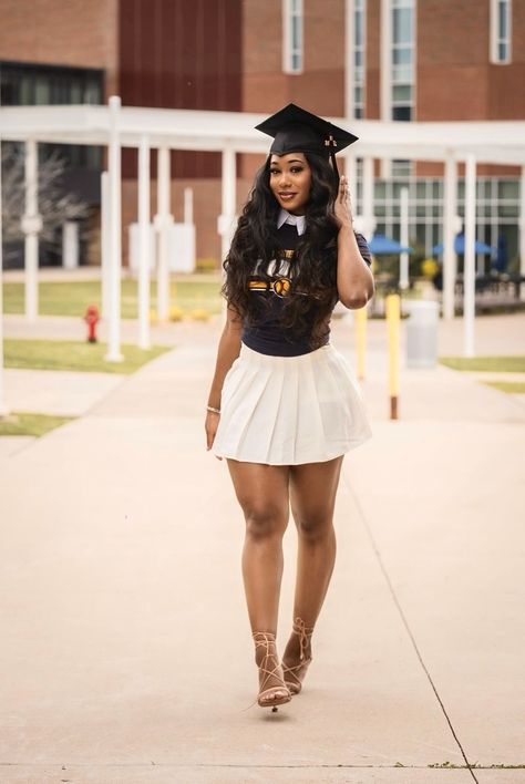 Grad Pics Outfits, Graduation Outfit Skirt, College Grad Outfit Ideas, Skirt Graduation Outfit, Graduation Skirt Outfit, Graduation Outfits Black Women, Graduation Outfit Black Women, Senior Pictures Outfits Black Women, College Grad Outfit