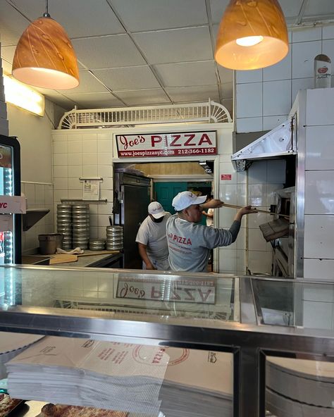 Pizza New York Aesthetic, Joe's Pizza New York, New York Pizzeria, Pizza Ads, Joes Pizza, Crazy Pizza, Pizza Factory, Pizza Store, Pizzeria Design