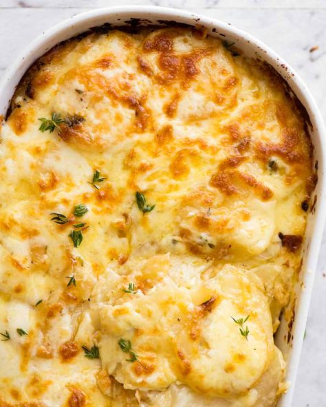 Potatoes au gratin (Dauphinoise Potatoes) fresh out of the oven, ready to be served Augratin Potatoes, Dauphinoise Potatoes, Potato Au Gratin, Potatoes Dauphinoise, Au Gratin Recipes, Recipetin Eats, Recipe Tin, Potatoes Au Gratin, Potato Gratin