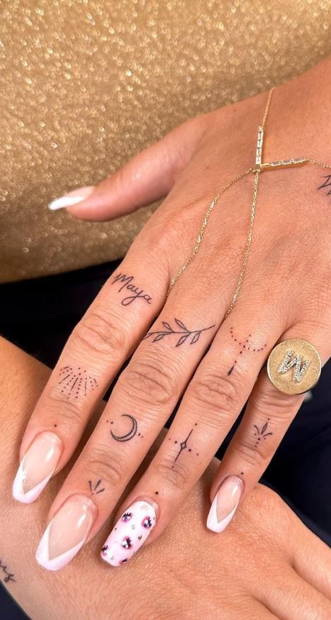 100 Hand Tattoos For Women With Style - Tattoo Me Now Sticker Hand Tattoos For Women, Hippy Hand Tattoos For Women, Female Hand And Finger Tattoos, Tony Hand Tattoos, Hand Jewelry Tattoos For Women, Finger Tattoos Delicate, Women Hand Tattoos Ideas Minimalist, Fine Line Hands Tattoo, Tiny Tattoos For Fingers