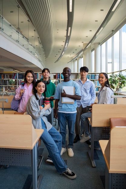 Full shot smiley students in library | Free Photo #Freepik #freephoto #education #learn #study #university-education University Photoshoot, Student Photoshoot, Ap Physics, Ap Calculus, College Photography, Photojournalism Photography, Student Photo, College Admissions, Marketing Photos