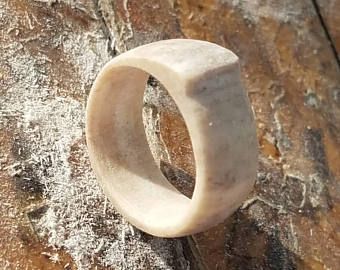 Deer Antler Ring. Men's style band Deer Horn Ideas, Antler Ring Men, Beaver Drawing, Deer Horn Jewelry, Carving Bone, Antler Rings, Bullet Casing Jewelry, Deer Antler Crafts, Deer Antler Jewelry