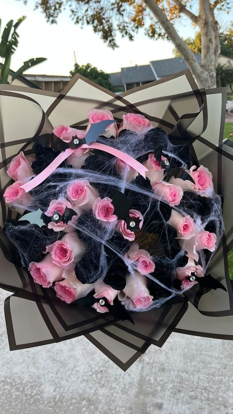 Pink Spooky Basket, Spooky Ramos, Black Flowers Bouquet, Couple Wishes, Spooky Bouquet, Halloween Bouquet, Prom Flowers Bouquet, Halloween Roses, Mexican Invitations