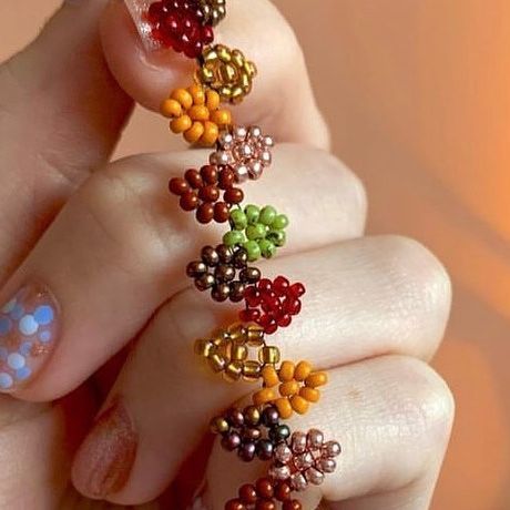 Beaded Pumpkin Tutorial, Beaded Leaves Tutorial, Thanksgiving Seed Bead Patterns, Beaded Pumpkin Bracelet, Fall Beading Ideas, Leaf Bead Bracelet, Thanksgiving Jewelry Diy, Autumn Jewelry Diy, Autumn Beaded Bracelet