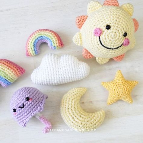 Sun Amigurumi – Free Crochet Pattern • RaffamusaDesigns Cloud Crochet Pattern Free, Crochet Cloud Pattern Free, Crochet Mobile Free Pattern, Sun Crochet Pattern Free, Sun Amigurumi, Crochet Baby Mobile, Sun Crochet, Crochet Sun, Diy Baby Mobile