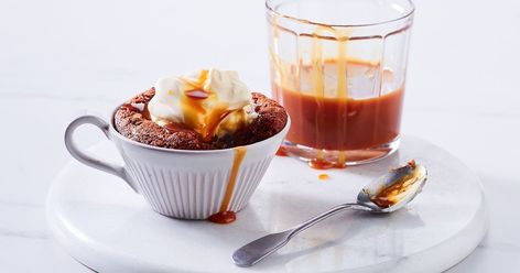 We've turned your favourite winter dessert – sticky date pudding – into microwaveable mugs, and you only need 15 minutes to make them! Pudding In A Mug, Easy Microwave Desserts, Microwave Recipes Dessert, Healthy Chocolate Mug Cake, Mug Dessert Recipes, Winter Baking Recipes, Microwave Dessert, Self Saucing Pudding, Sticky Date