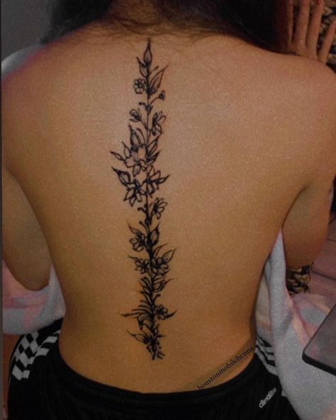 Spinal Henna Tattoo, Henna Tattoo Designs Back For Women, Henna On Back Spine, Henna Spine Designs, Henna Tattoo Designs Back Spine, Henna Tattoo Designs Hip, Henna Designs Waist, Spine Henna Designs, Henna Designs On Back