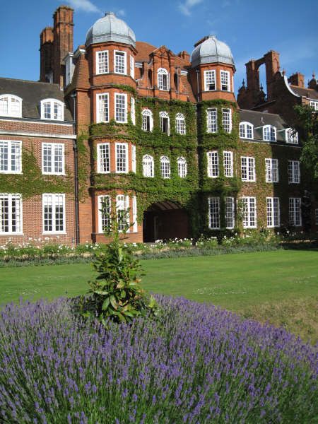 Newnham College, Cambridge. Cambridge Town, Newnham College, Europe Building, Europe Buildings, Boarding School Aesthetic, Cambridge College, Cambridge Library, Dream University, Honeymoon Night