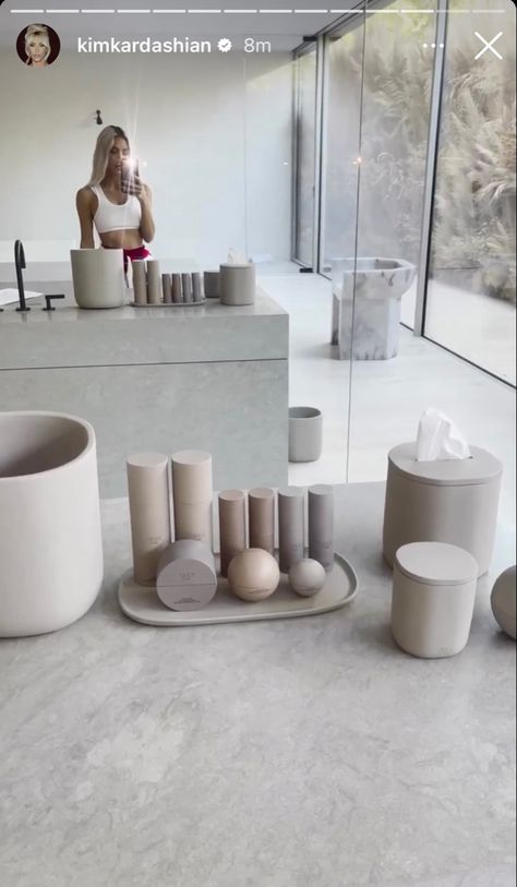 Kim Kardashian Living Room, Kim Kardashian House Interior, Kardashian Bedroom, Kim K House, Kim Kardashian Home, Minimalistic Bathroom, Kim House, Kardashian Home, Mobile Home Exteriors