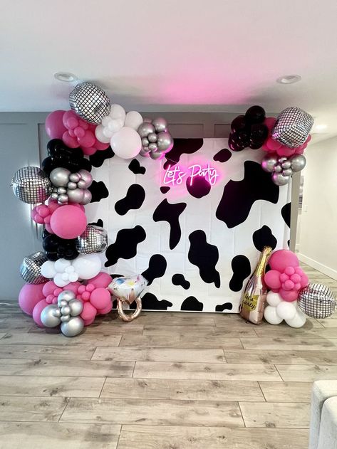 Bachelorette Last Disco, Cow Themed Birthday Party, Cowgirl Birthday Party Decorations, Cowgirl Decorations, Cowgirl Party Decorations, Disco Cowgirl Bachelorette, Last Rodeo Bachelorette, Bachelorette Balloons, Rodeo Bachelorette