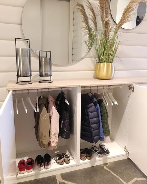 Toddler Closet Ideas, Ikea Kids Wardrobe, Trofast Ikea, Kids Clothes Storage, Små Rum Lidt Plads, Living Room Hacks, Toddler Closet, Ikea Eket, Armoire Entree