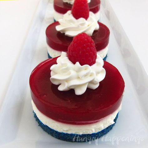 Patriotic Cheesecakes Topped with Raspberry Gelée and Fresh Berries Desserts Fourth Of July, No Bake Cheesecake Filling, Patriotic Desserts, Jello Desserts, 4th Of July Desserts, Jello Recipes, Elegant Desserts, Pretty Dessert, Beautiful Desserts