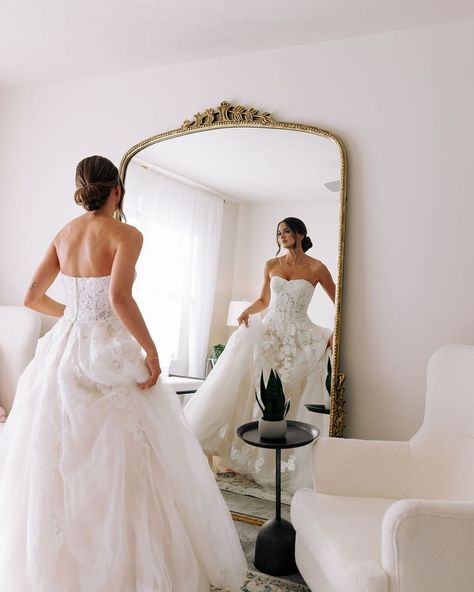 The @thefarmsteadvenue⁠ has the iconic Anthropologie mirror which makes for the perfect getting ready pictures! ⁠We love thoughtful bridal suites. 🪞 •⁠ •⁠ Wed Society | Oklahoma FEATURED vendors:⁠ Venue:⁠ @thefarmsteadvenue •⁠ •⁠ // Photo:⁠ @lovesick_photographs •⁠ •⁠ #venue #weddingvenue #regram #bridalsuite #preweddingphoto Anthropologie Mirror Wedding, Bride Getting Ready With Bridesmaids, Wedding Mirror Picture, Bridal Suite Pictures, Wedding Photo Inspiration Getting Ready, Wedding Getting Ready Room, Bridal Suite Photography, Get Ready Photos Wedding, Bridal Suite Photos