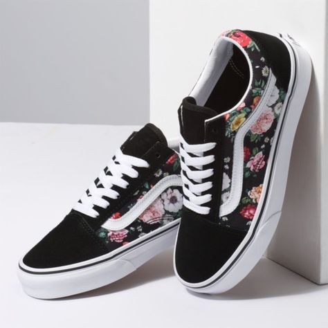 Vans Wallpaper, Cute Womens Shoes, Cute Vans, Shoes For School, Old Skool Vans, Old Skool Black, Womens Shoes High Heels, Small Tattoo, Vans Sneakers