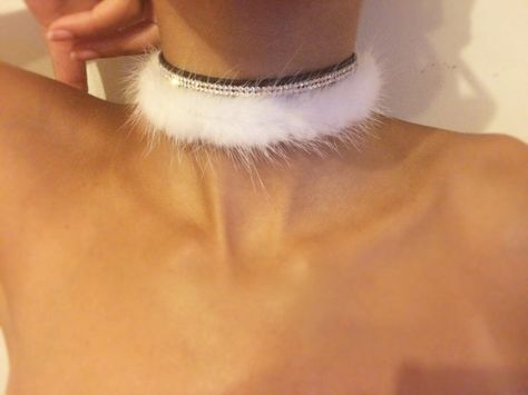 Diy Fur Collar, Feather Necklace Diy, Velvet Choker Aesthetic, Fur Choker, Fur Earings, Girls Choker, Leather Bracelet Tutorial, Diy Choker, Leather Jewels