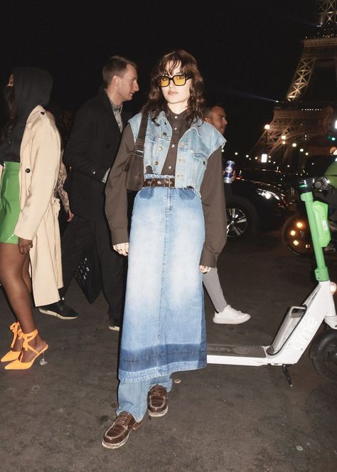 Triple denim: denim vest + denim maxi skirt + jeans. 2022 street style fashion trends at Paris fashion week #streetstyle #fashionweekstreetstyle #2022fashiontrends #parisfashionweek #fashionoutfits London Street Style 2022, Waistcoat Street Style, Denim Outfit Winter, Denim Layering, Denim Vest Style, Skirt Over Jeans, Jean Vest Outfits, Vest Street Style, Reference Clothes