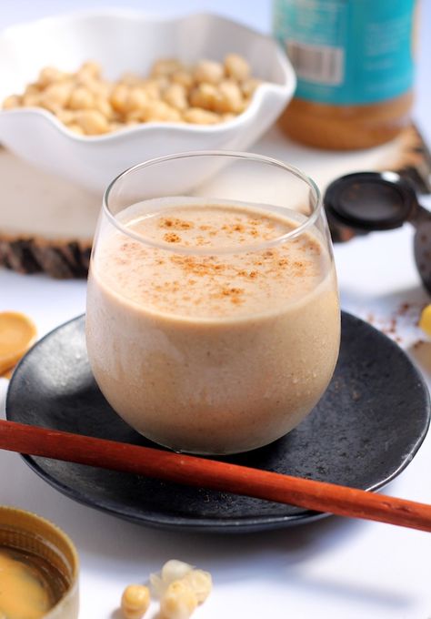 A deliciously creamy smoothie made with chickpeas that tastes just like a snickerdoodle cookie! Sip on this healthy high-protein Snickerdoodle Chickpea Smoothie for a balanced breakfast or post-workout treat. Chickpea Smoothie, Healthy High Protein Smoothies, Snickerdoodle Cookie, High Protein Smoothies, Protein Smoothies, Breakfast Low Carb, Shake Diet, Overnight Oat, Creamy Smoothies