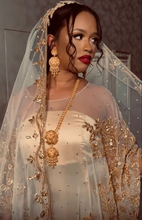 Sudani Wedding, Somali Wedding Dirac, Somali Bridal Dirac, Somali Traditional, Somali Clothes, Somali Clothing, Somali Culture, Nikkah Outfit, Somali Wedding