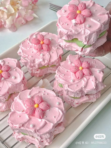 Pretty Pink Desserts, Pink And White Desserts, Pink Deserts, Osmanthus Cake, Nook Cafe, Pink Recipes, Desserts Design, Cute Pastries, Vintage Desserts