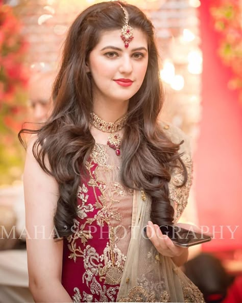 🤔 For more🤗📷 follow🔎 me as Anurag Holkar😎🤵🕺💪👋💘💌💌💥💝❣️ 📸💟 🎈Gorgeous Anum Gohar 💁‍♀️😍 Photography by Bridal Hairdos, Latest Dress For Girls, Open Hairstyle, Pakistani Bridal Hairstyles, Hair Aesthetics, Hairstyles Elegant, Bridal Updos, Saree Hairstyles, Engagement Hairstyles