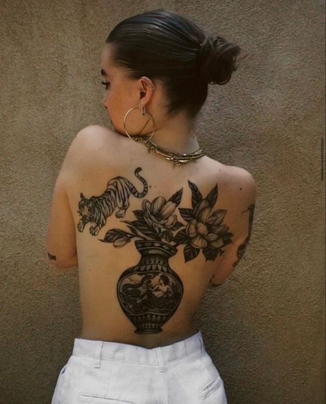 Shoulder Tattoo Traditional, Traditional Back Tattoo, Floral Back Tattoos, Woman With Tattoos, Backpiece Tattoo, Character Customization, 16 Tattoo, Upper Back Tattoos, Tattoos Infinity