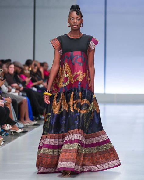 South Africa Fashion Week 2024 Highlights: Mantsho ( @palesamokubung ) stuns the runway with bold silhouettes, vibrant prints, and a celebration of African heritage. 📸 @sathiapatherphotography South Africa Fashion, Afrocentric Fashion, Fashion Week 2024, African Heritage, African Textiles, Africa Fashion, African Dresses, African Dress, Vibrant Prints