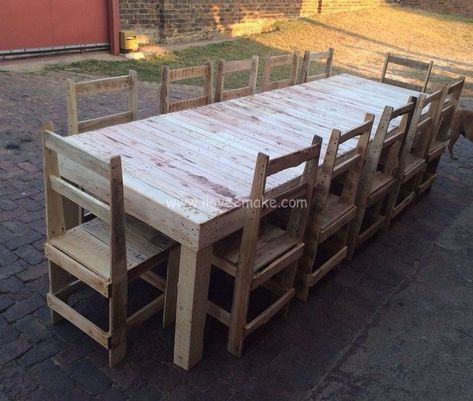 Stoep Idees, Huge Dining Table, Pallet Tables, Pallet Dining Table, Build A Dog House, Huge Family, Furniture Dining Room, Outdoor Dining Room, Recycled Pallets