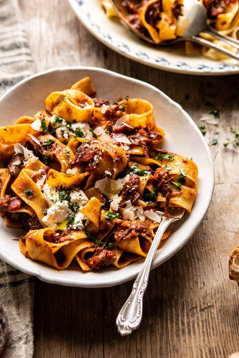 Slow Cooker Red Wine Sunday Ragu Pasta | halfbakedharvest.com #pasta #ragu #Italian #slowcooker #crockpot #instantpot Half Baked Harvest Recipes, Resep Pasta, Cold Weather Comfort Food, Slow Cooker Pasta, Harvest Recipes, Pasta Pasta, Half Baked Harvest, The Everygirl, Easy Slow Cooker