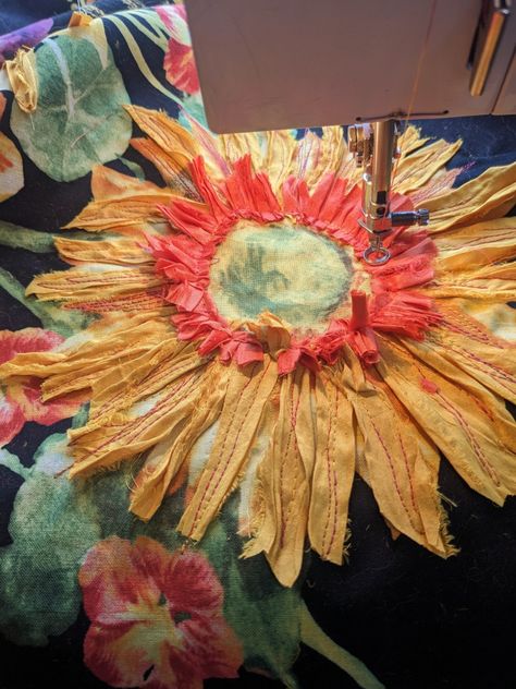 Creative Stitching, Sunflower Crafts, Sunflower Quilts, Stitching Ideas, Textile Art Embroidery, Creative Textiles, Flower Quilts, Landscape Quilts, Free Motion Embroidery