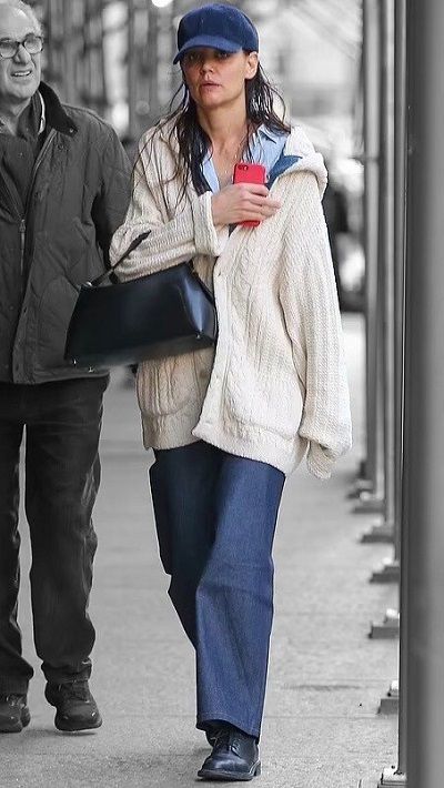 Katie Holmes in New York City, New York on Thursday 16/03/2023 #VeronicaTasmania Katie Holmes 2023, Katie Holmes Outfits, Katie Holmes Style, Dramatic Classic, Soft Autumn, Katie Holmes, Celebrity Style, Fashion Inspo, Street Style