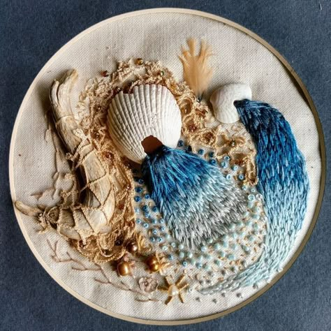 Embroidery With Shells, Textiles Nature, Seashells Embroidery Designs, Embroidery Ocean, Ocean Embroidery, Embroidered Photo Art, Stumpwork Embroidery, Embroider Ideas, Abstract Embroidery