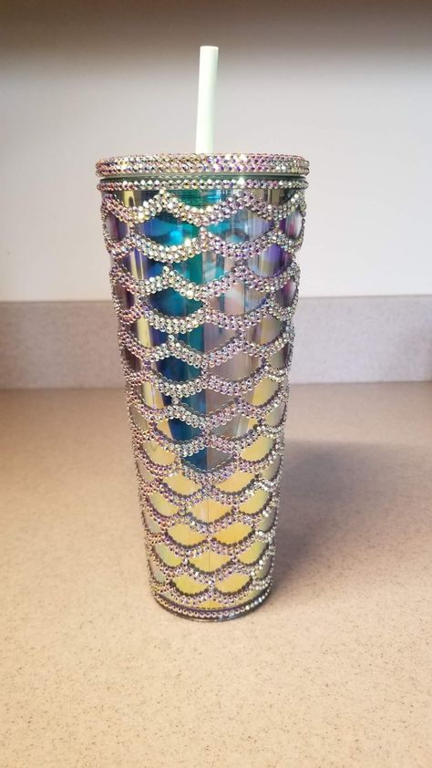 Rhinestone Diy Projects Ideas, Bling Cups, Tumblers Ideas, Diy Rhinestone Crafts, Rhinestone Tumblers, Starbucks Art, Starbucks Cup Design, Starbucks Design, Bling Bottles