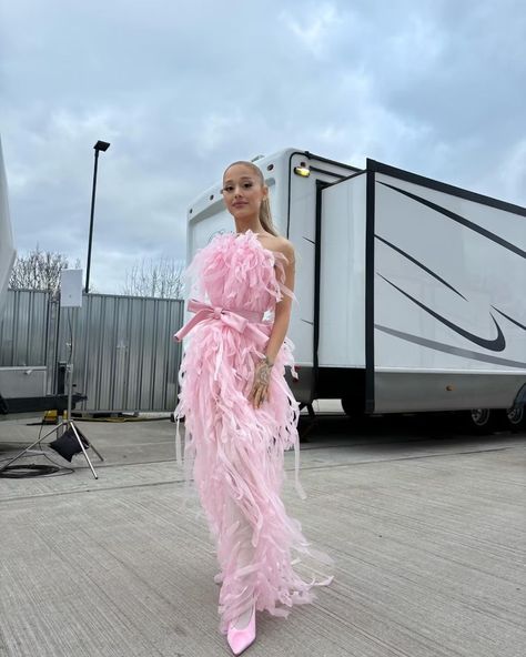 Ariana Grande's Leggy Mini Dress Looks Plucked From a Couture Garden Ariana Grande News, Mesh Party Dress, Glinda The Good Witch, Ariana Grande Outfits, Ribbon Dress, Forever Girl, Moda Paris, Style Makeover, Thank U Next