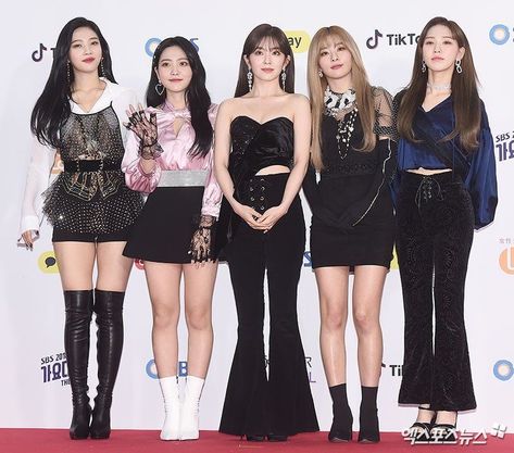 Kpop Idol Red Carpet, Red Carpet Outfits Ideas, Red Velvet Red Carpet, Red Velet, Bae Joohyun, Female Idols, Daejeon, Korean Star, Velvet Fashion