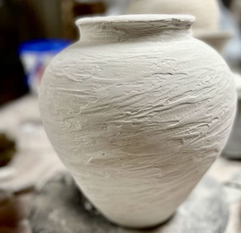 closeup of a rustic vase as the joint compound layer is drying Glass Jugs Decor, Diy Pottery Barn Decor, Thrifted Vases, Ceramic Vases Diy, Stone Vases, Diy Painted Vases, Pottery Barn Decor, Vase Ideas, Rustic Pots