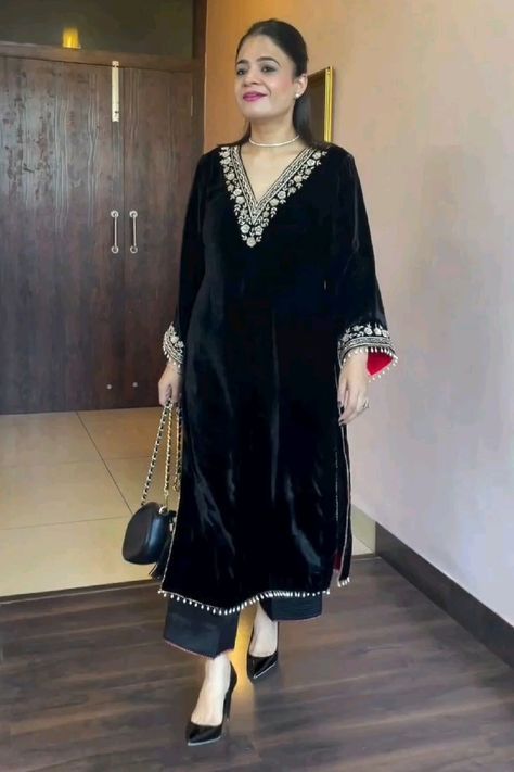 Latkan Lace, Velvet Kurti, Velvet Suit Design, Velvet Kurta, Fancy Embroidery, Velvet Dress Designs, Pakistani Fashion Party Wear, Pakistani Fancy Dresses, Fancy Dresses Long