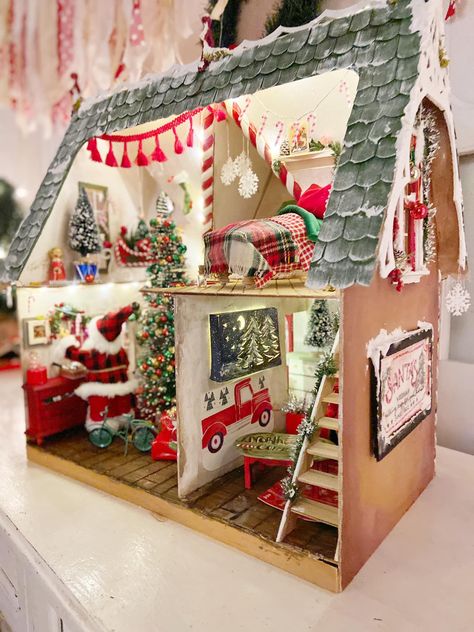 Doll House Made Into Gingerbread House, Christmas Themed Dollhouse, Doll House Christmas Decorations Diy, Nostalgic Christmas Decorations, Christmas Tree Shopping, Xmas House, Dollhouse Makeover, Christmas Dollhouse, Christmas Miniatures