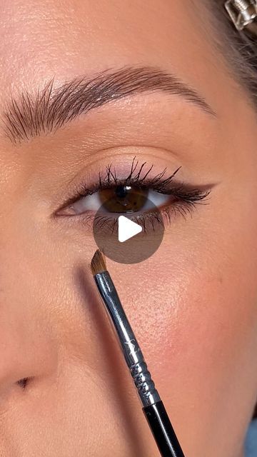 How To Eyeliner With Eyeshadow, Easy Eyeliner With Pencil, Tutorial On Eyeliner, Black Eyeliner Pencil Looks, Basic Eye Makeup For Beginners Natural, Modern Eyeliner Looks, Felt Tip Eyeliner Tutorial, Eyeshadow As Eyeliner Looks, Bright Eye Makeup Natural