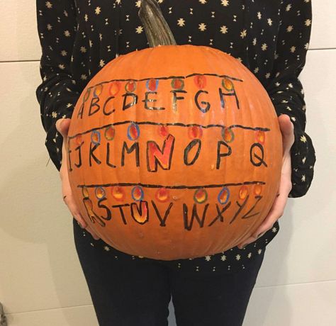 Stranger Things Pumpkin, Pumkin Ideas, Stranger Things Halloween Party, Stranger Things Halloween Costume, Pumpkin Cravings, Cute Pumpkin Carving, Stranger Things Costume, Stranger Things Halloween, Stranger Things Dustin