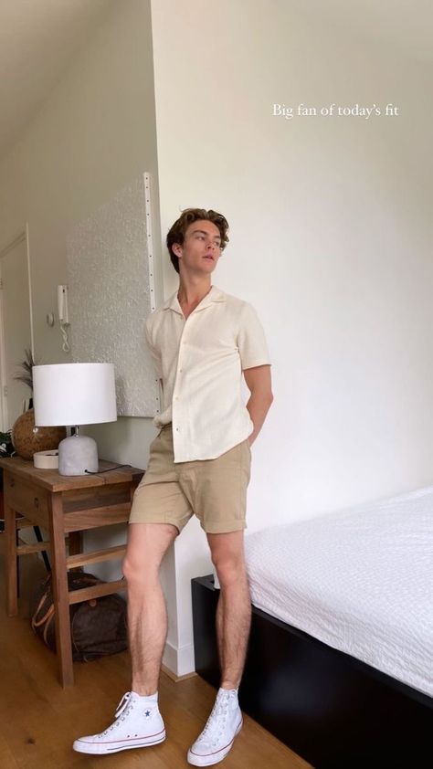 Beach Boy Aesthetic Outfits, 2023 Spring Trends, Beach Outfits Casual, White Converse Outfits, Minimalist Fashion Men, Mens Shorts Outfits, Spring Trends Outfits, Trendy Boy Outfits, Mens Summer Outfits