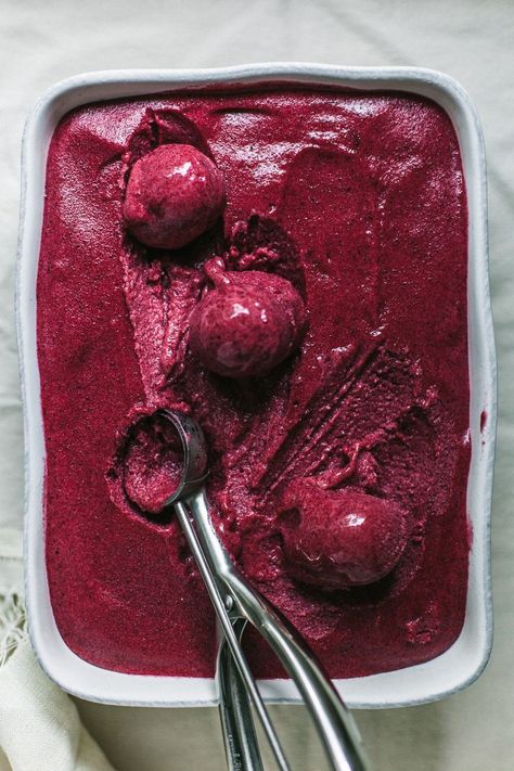 Roasted Berry Sorbet Berry Sorbet, Frozen Dessert Recipe, Sorbet Recipes, Super Food, Ice Cream Popsicles, Vegan Ice Cream, Nice Cream, 3 Ingredient, Frozen Desserts